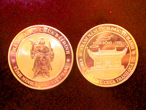 Đồng Lộc kim in hình chùa Đồng (Quảng Ninh) và tượng Phật Di lặc - chùa Bái Đính (Ninh Bình)