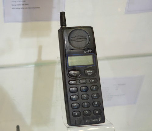 Ericsson GH337 ra mắt năm 1995 chạy mạng GSM 900 mAh hỗ trợ nhận SMS nhưng chưa cho gửi