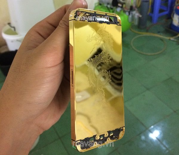 Vỏ iPhone 5S khi vừa mới mạ vàng xong