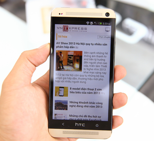 Màn hình và phần viền màu đen làm nổi bật bộ vỏ vàng của HTC One.