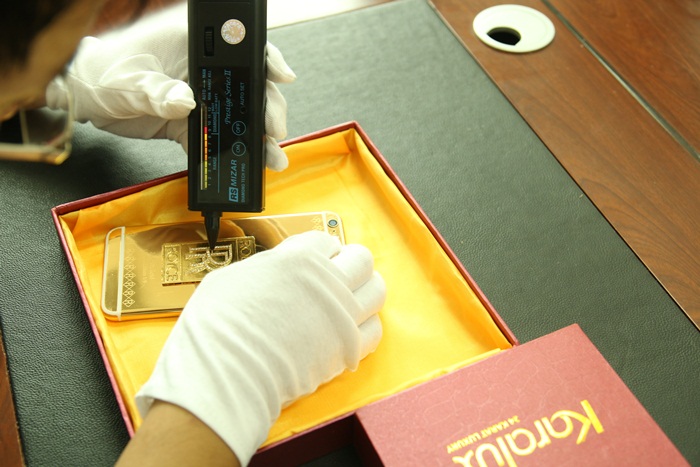 iPhone 6 plus đúc Logo Rolls-Royce vàng ròng nguyên khối và đính kim cương
