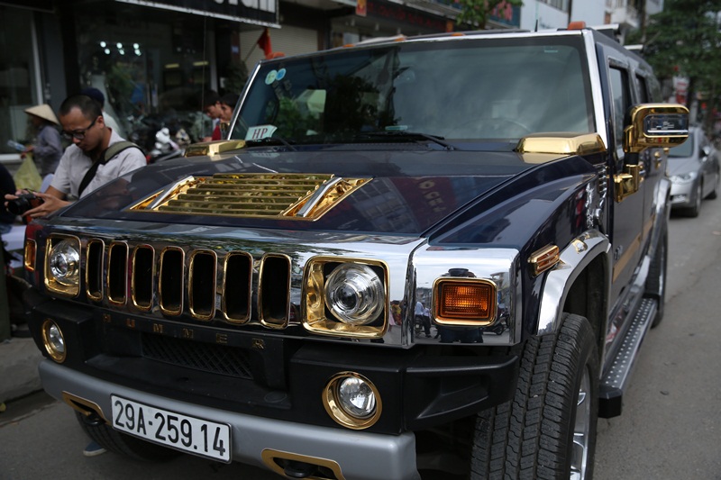 Và cả Hummer H2 mạ vàng đầu tiên tại Việt Nam