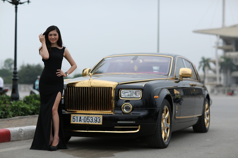 Người mẫu Lã Kiều Anh duyên dáng bên siêu xe Rolls-Royce Phantom mạ vàng