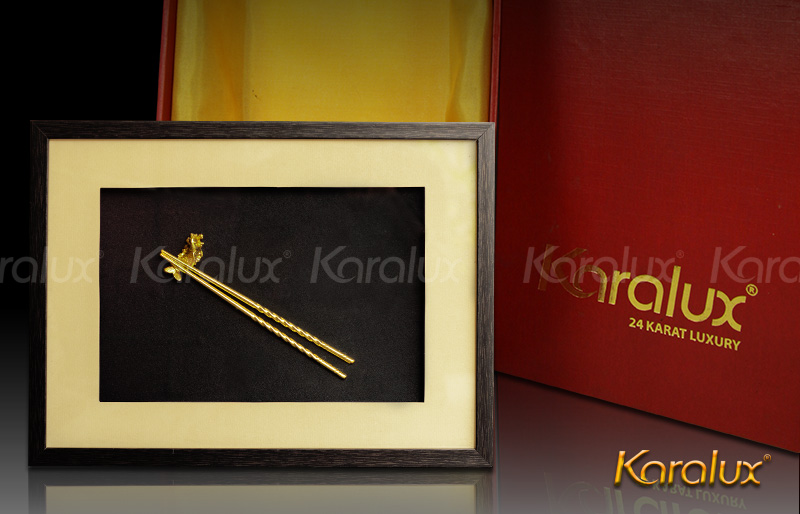 tranh đôi đũa mạ vàng 24K, tranh đôi cá và đũa phong thủy Karalux