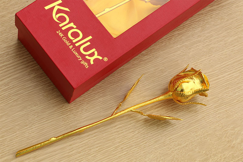 Những bông hoa hồng mạ vàng Karalux được nhiều người chọn làm quà tặng 8/3