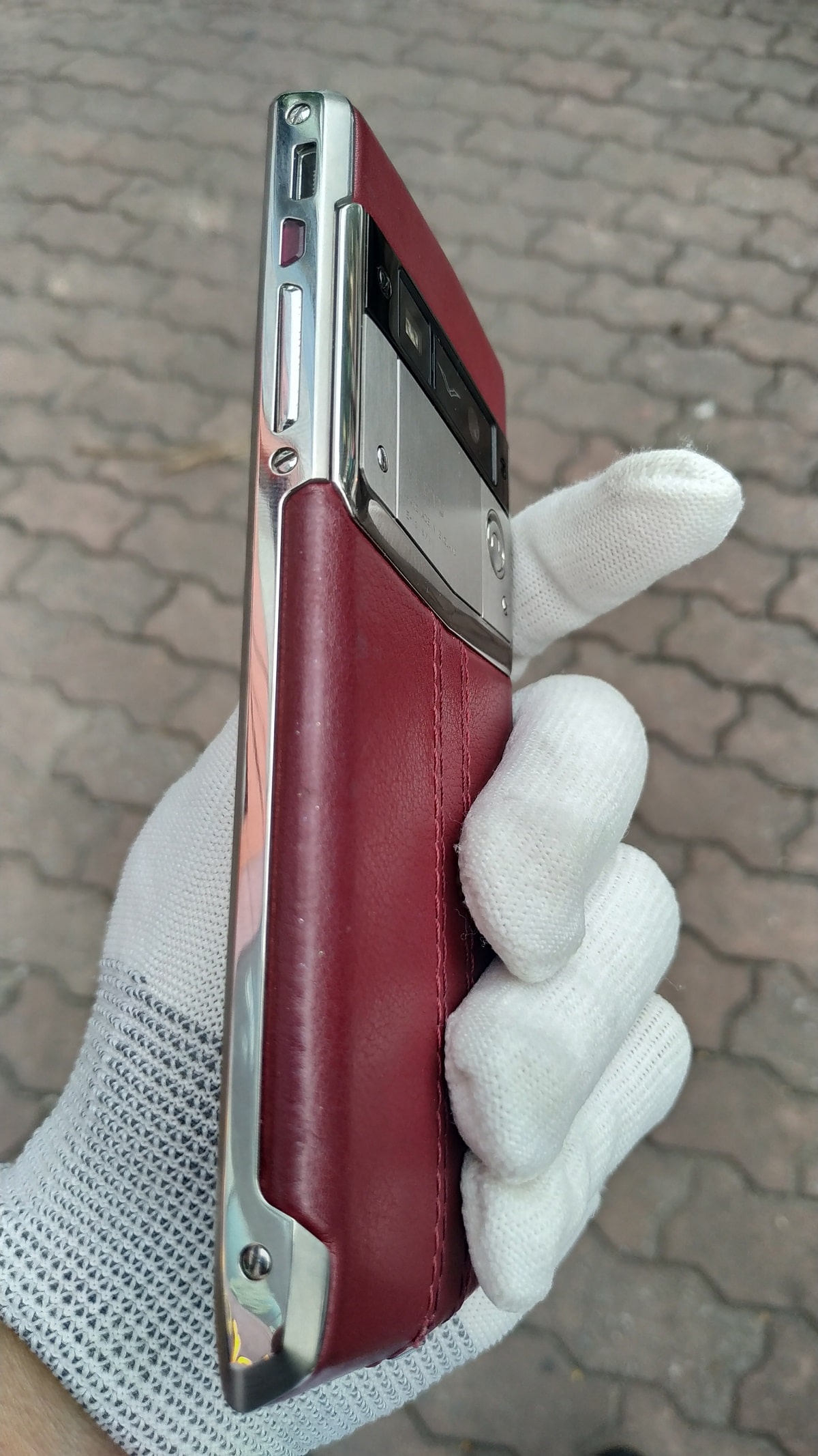 Vertu Signature Touch Claret Leather được chế tác thủ công tại Anh quốc với bộ khung titan cao cấp