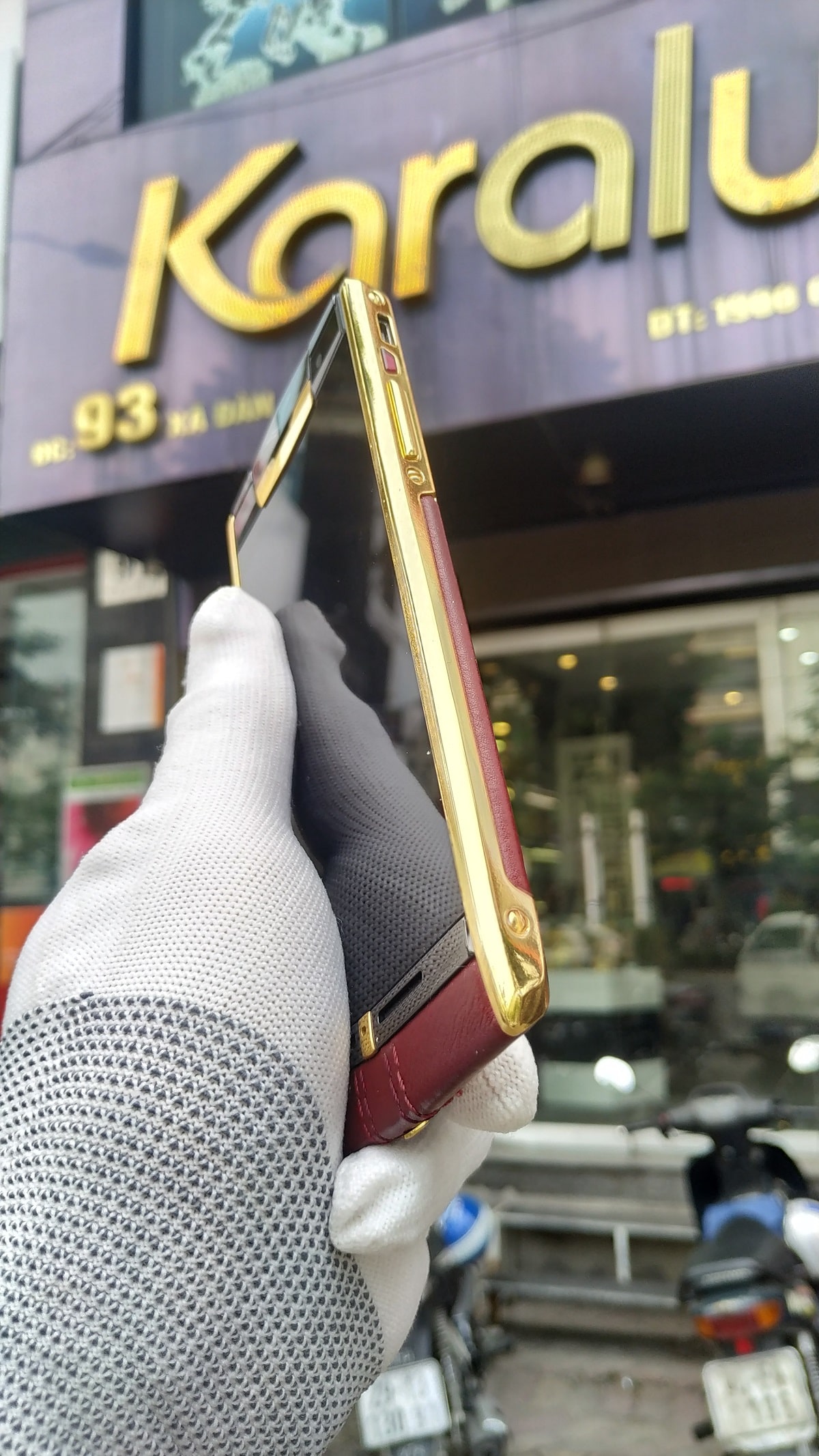 Giá bán Vertu chính hãng mạ vàng lên tới vài chục nghìn dollar. Với mức chi phí thấp hơn nhiều bạn có thể sở hữu phiên bản mạ vàng không hề kém cạnh từ hãng độ điện thoại Karalux tại ngay Việt Nam