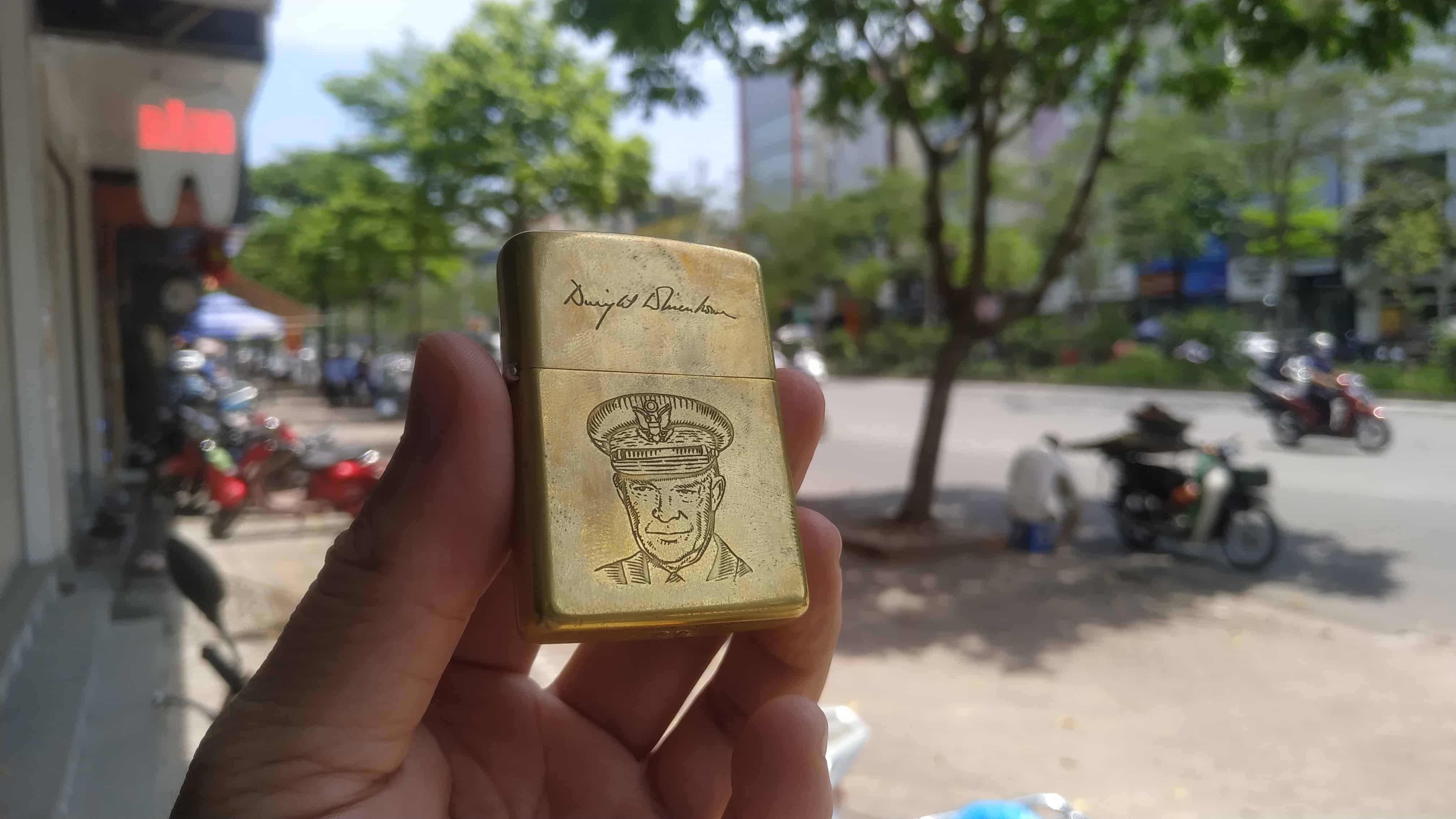 Bật lửa Zippo cũ bị mòn, xước được trước khi được làm mới và mạ vàng 18k