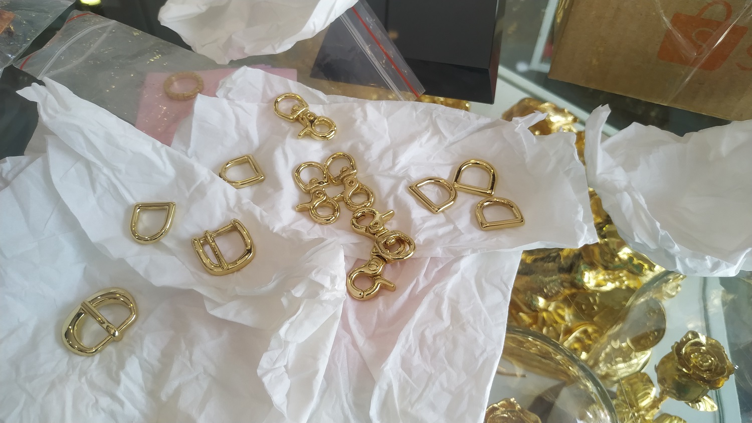 Bộ móc khóa túi xách sau khi được mạ vàng cứng 18k. Ngoài ra quý khách có thể đặt mạ bạch kim (vàng trắng), vàng hồng. Bộ móc khóa túi xách sau khi được mạ vàng cứng 18k. Ngoài ra quý khách có thể đặt mạ bạch kim (vàng trắng), vàng hồng.