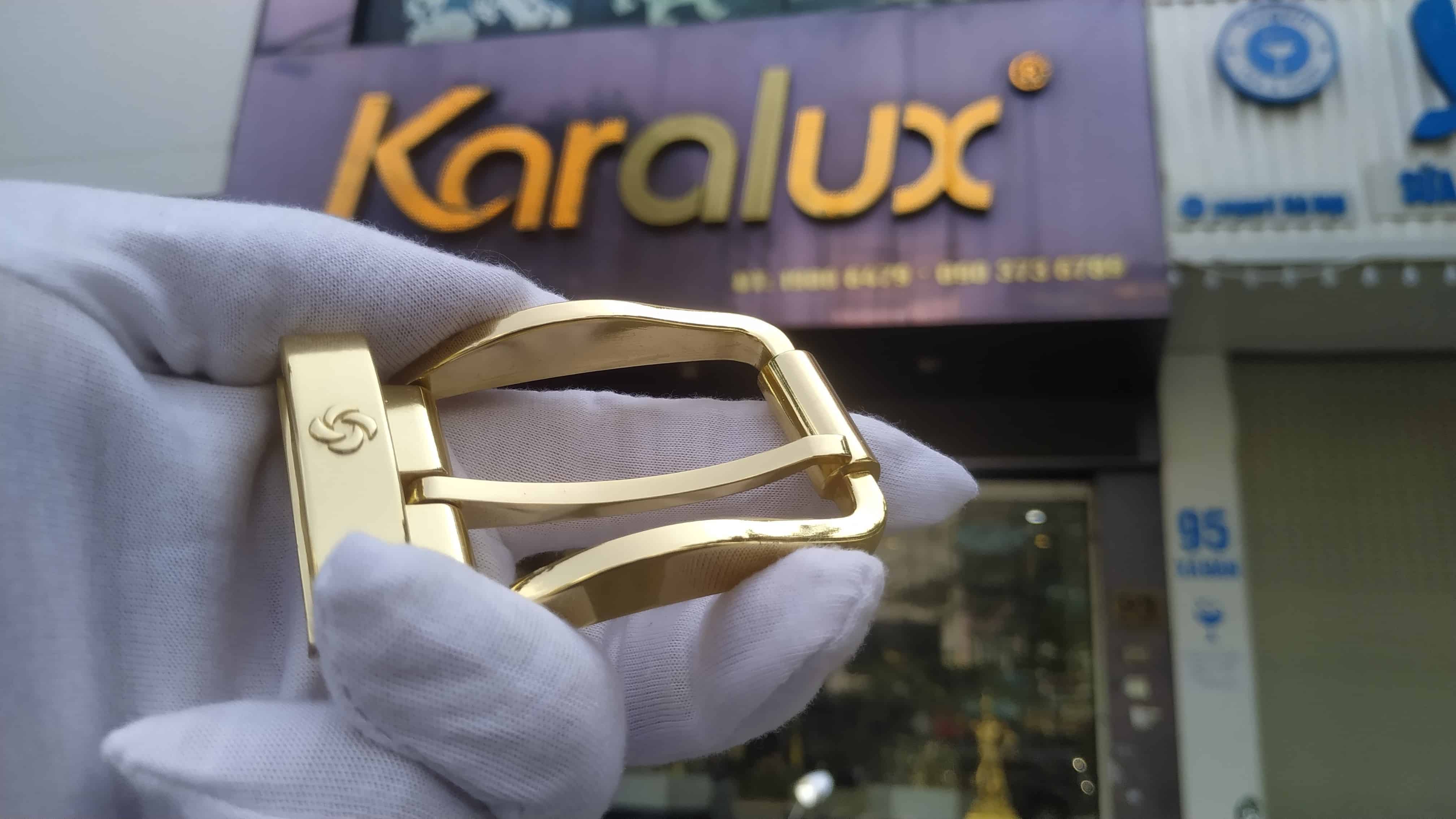 Để xử lý được bề mặt rỗ, mòn, trầy xước trên mặt thắt lưng bằng antimon đòi hỏi kinh nghiệm xử lý bề mặt vật liệu và kỹ thuật mạ vàng cứng Pre Gold của kỹ sư Karalux để đảm bảo độ bền và sáng bóng sau khi mạ.
