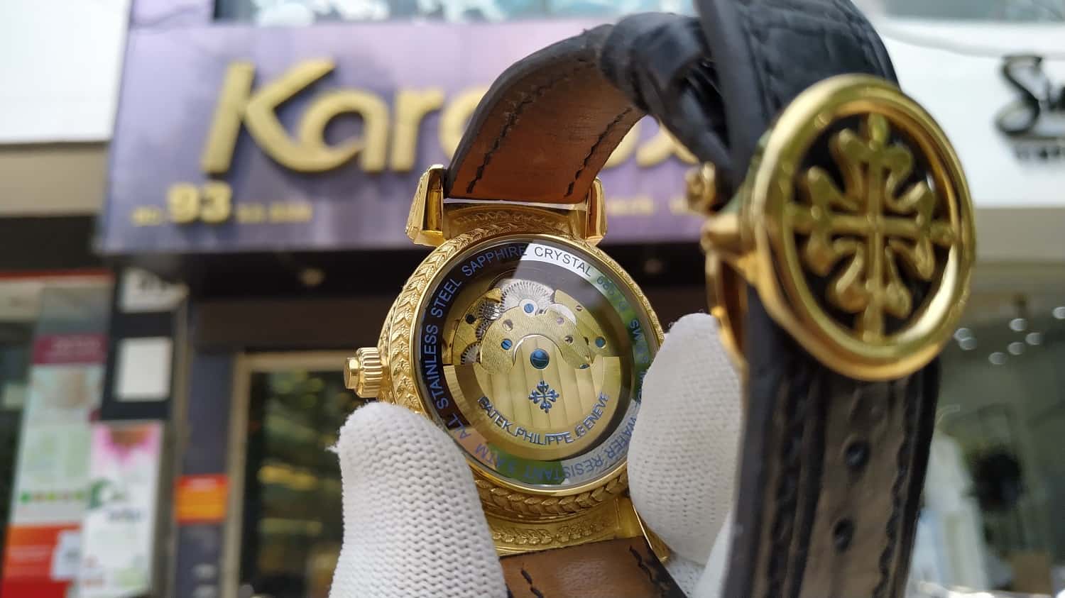 Mặt sau đồng hồ Patek Philippe sau khi được làm mới với công nghệ mạ vàng Pre Gold từ Karalux