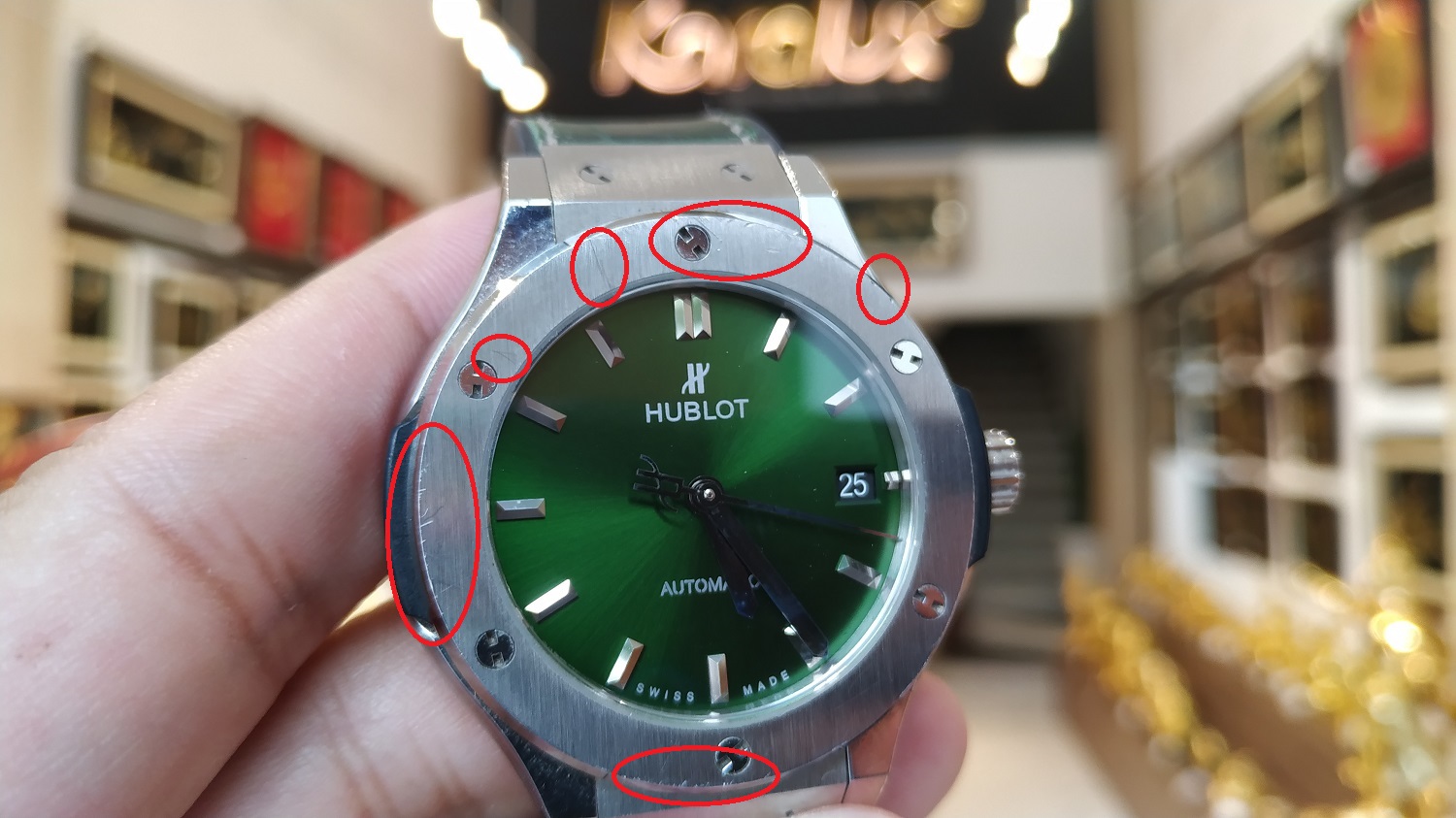 Đồng hồ cũ Hublot với nhiều vết xước trên bề mặt trong quá trình sử dụng