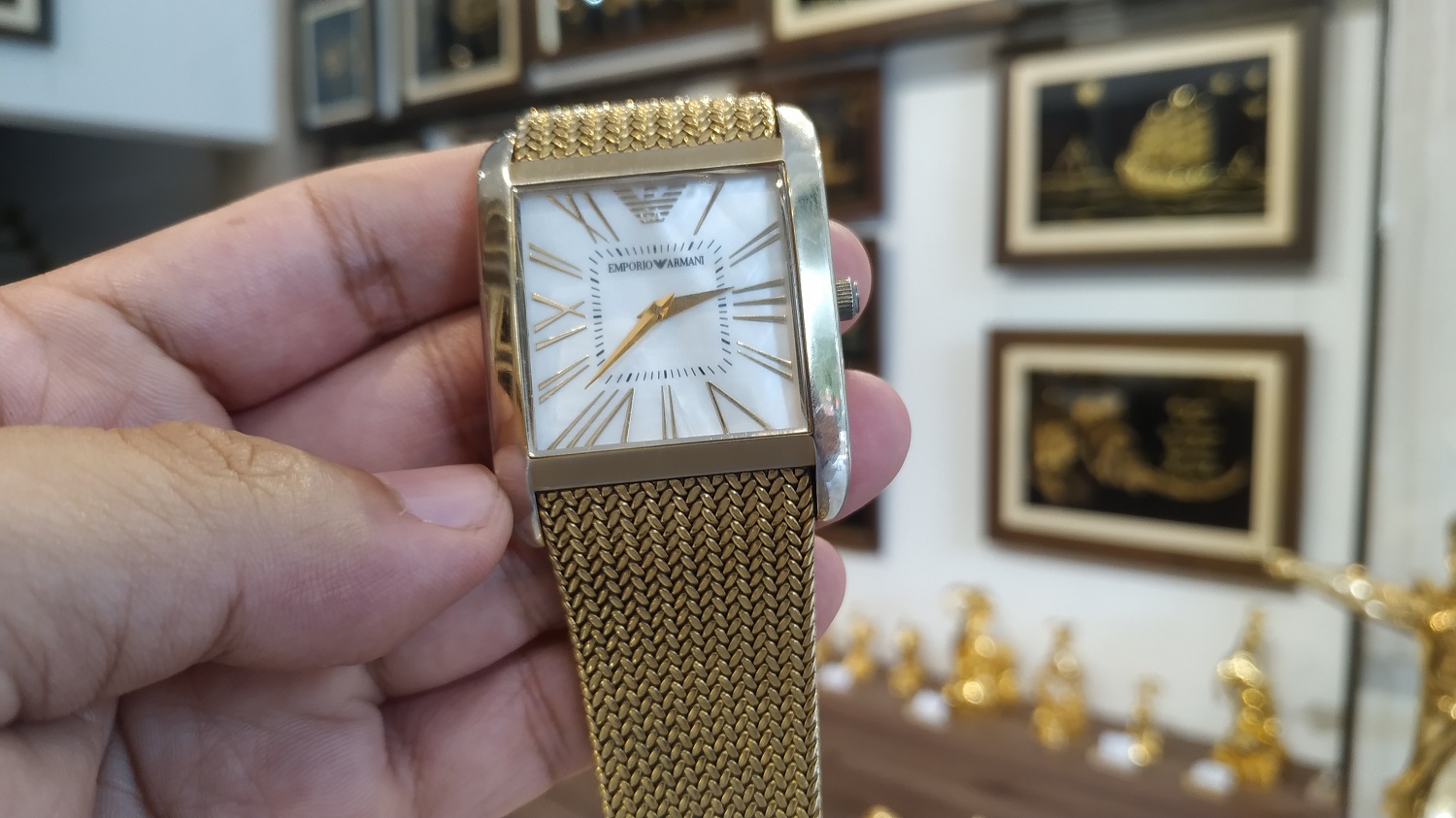 Đồng hồ cũ Armani với nhiều chi tiết bị mòn