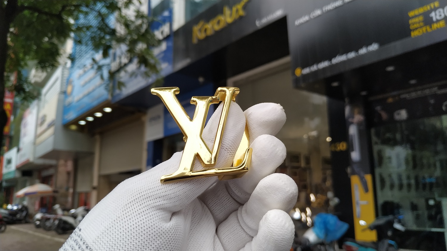 Mặt dây lưng LV được mạ vàng cứng Pre Gold 18K độc quyền từ Karalux