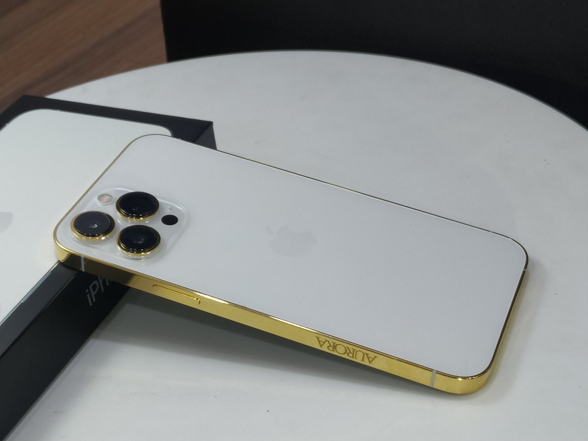 Điện thoại iPhone 15 mạ vàng 18k Pre Gold bởi Karalux không phải tháo máy khi mạ nên giữ được chống nước, nguyên bản. (Ảnh: iPhone 13)