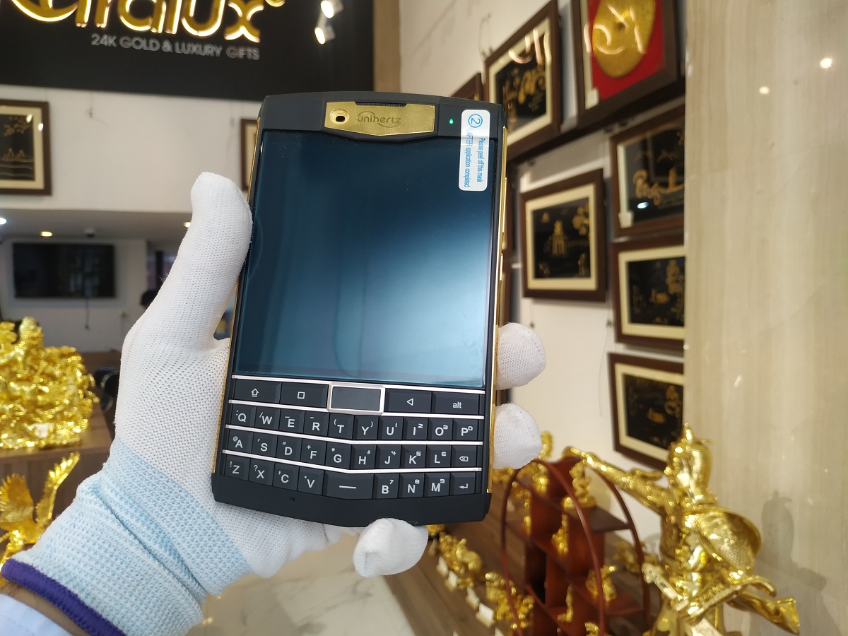 Phần thanh bàn phím điện thoại UnihertZ Titan cũng được thiết kế bằng nhựa giống BlackBerry nên không mạ vàng được do độ bền kém.