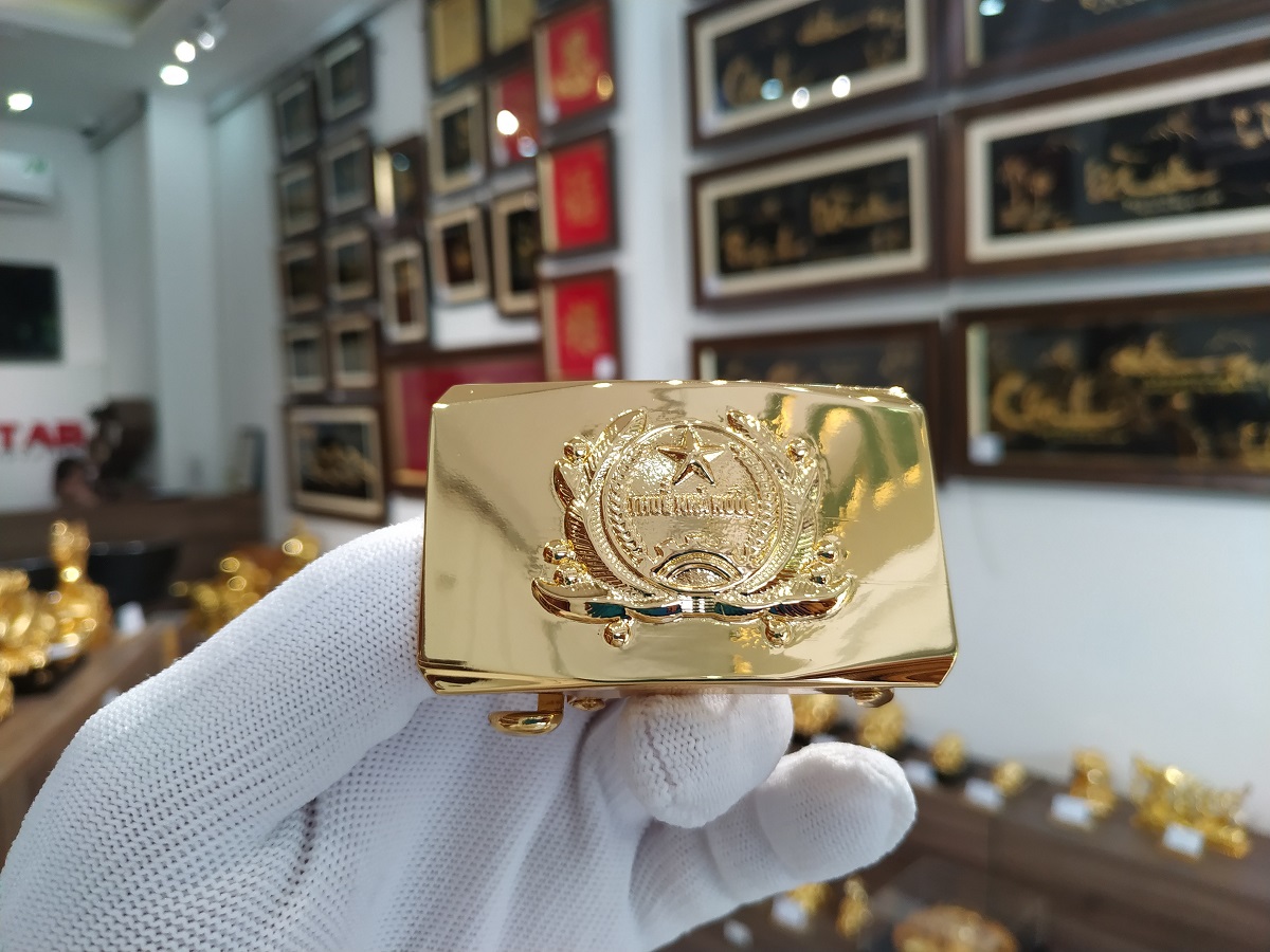 Mặt thắt lưng ngành thuế sao khi được mạ vàng cứng Pre Gold 18K bởi kĩ sư Karalux