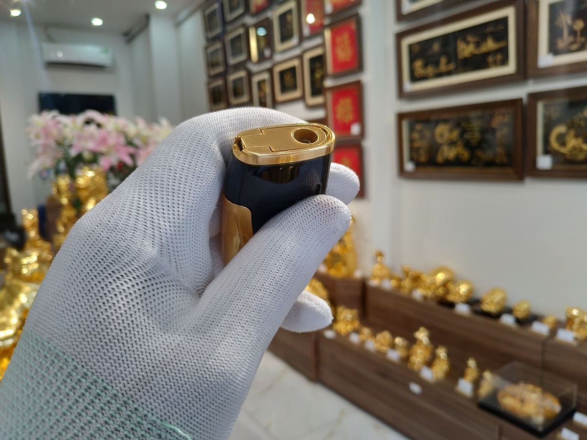 Phần đáy bơm ga bật lửa cũng được mạ vàng cứng Pre Gold