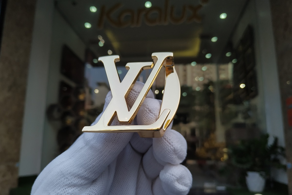 Mặt thắt lưng Louis Vuitton sau khi được kĩ sư Karalux xử lý bề mặt và mạ vàng cứng Pre Gold 18K