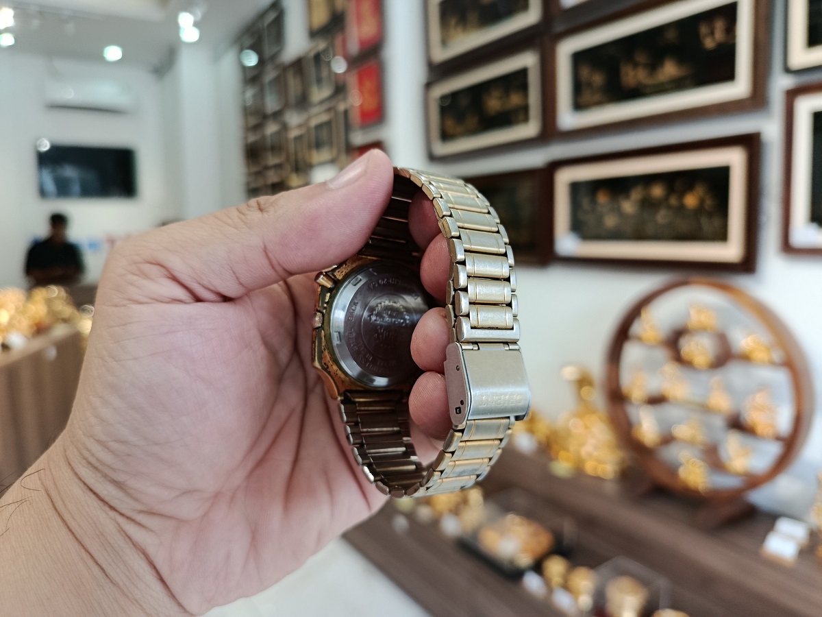 Đồng hồ Orient cổ với bề mặt mòn, màu sắc nhạt, có thể thấy các vết xước nhẹ hoặc bạc màu Đồng hồ Orient cổ với bề mặt mòn, màu sắc nhạt, có thể thấy các vết xước nhẹ hoặc bạc màu