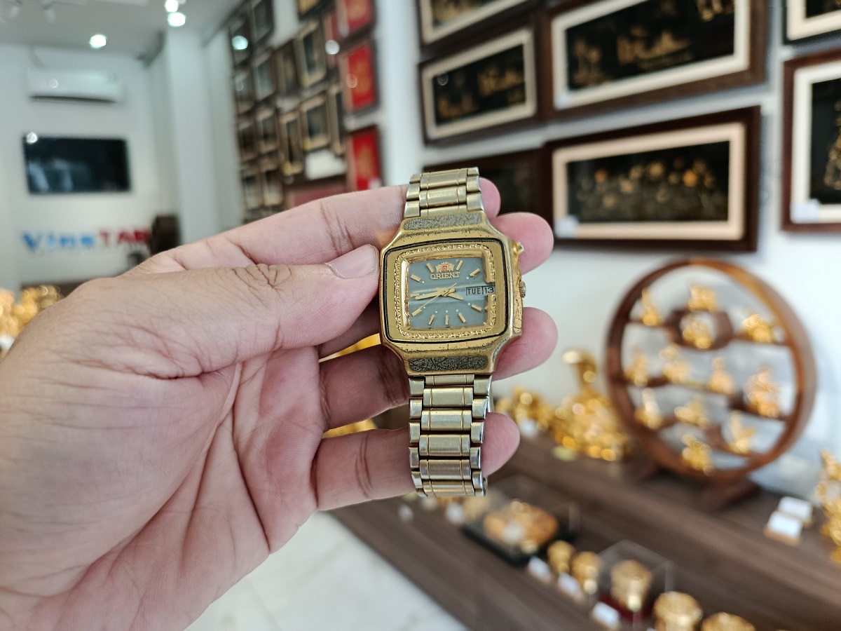 Đồng hồ Orient cũ với bề mặt bị mòn, xước được gửi đến Karalux để mạ vàng Đồng hồ Orient cũ với bề mặt bị mòn, xước được gửi đến Karalux để mạ vàng