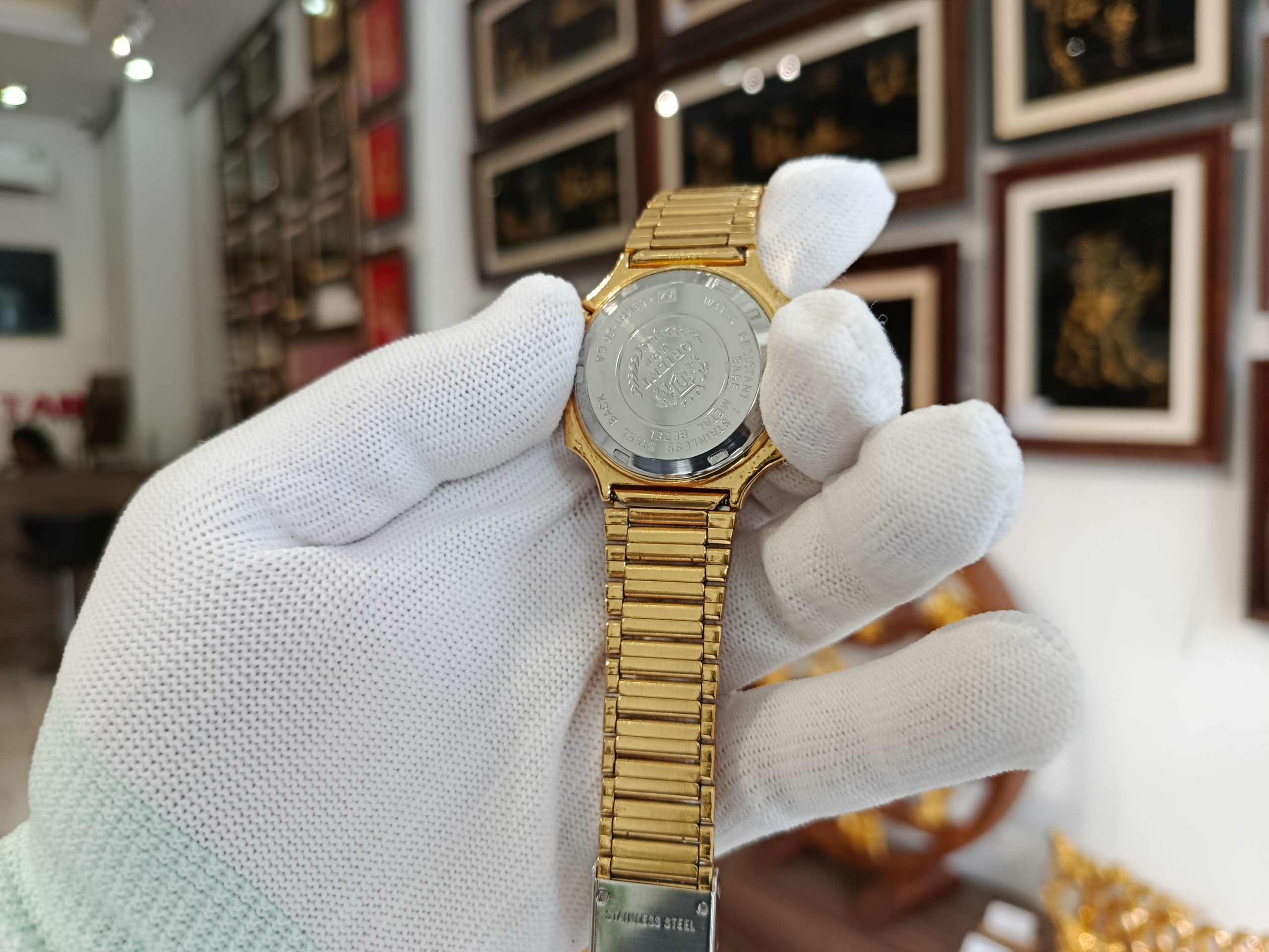 Bề mặt bên trong đồng hồ có nhiều vết ô xy hóa sâu âm nền không thể xử lý hết được nên còn lại một số lỗ. Tuy nhiên các vị trí này ở mặt trong nên không ảnh hưởng đến thẩm mỹ. Bề mặt bên trong đồng hồ có nhiều vết ô xy hóa sâu âm nền không thể xử lý hết được nên còn lại một số lỗ. Tuy nhiên các vị trí này ở mặt trong nên không ảnh hưởng đến thẩm mỹ.