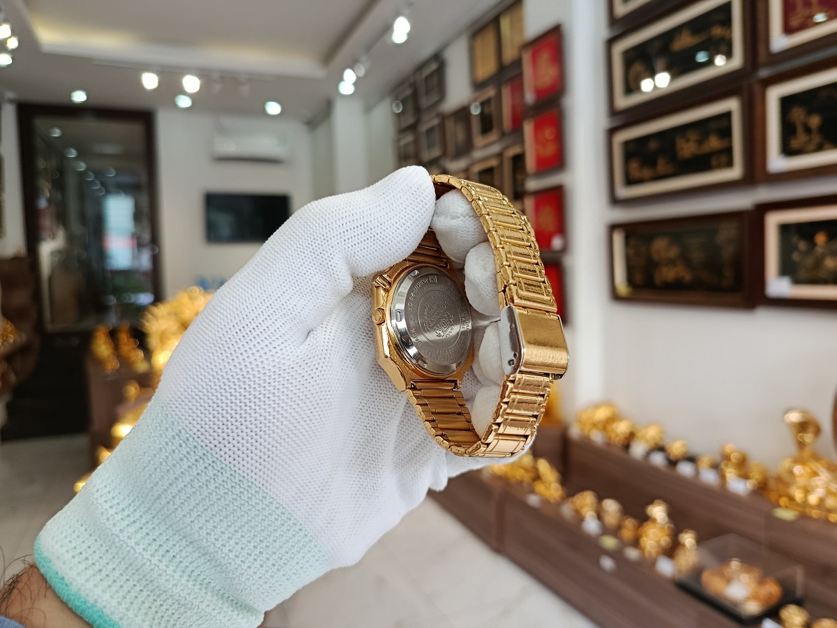Đồng hồ Orient sau mạ vàng, sáng bóng, sang trọng, các chi tiết sắc nét, lớp vàng óng ánh Đồng hồ Orient sau mạ vàng, sáng bóng, sang trọng, các chi tiết sắc nét, lớp vàng óng ánh