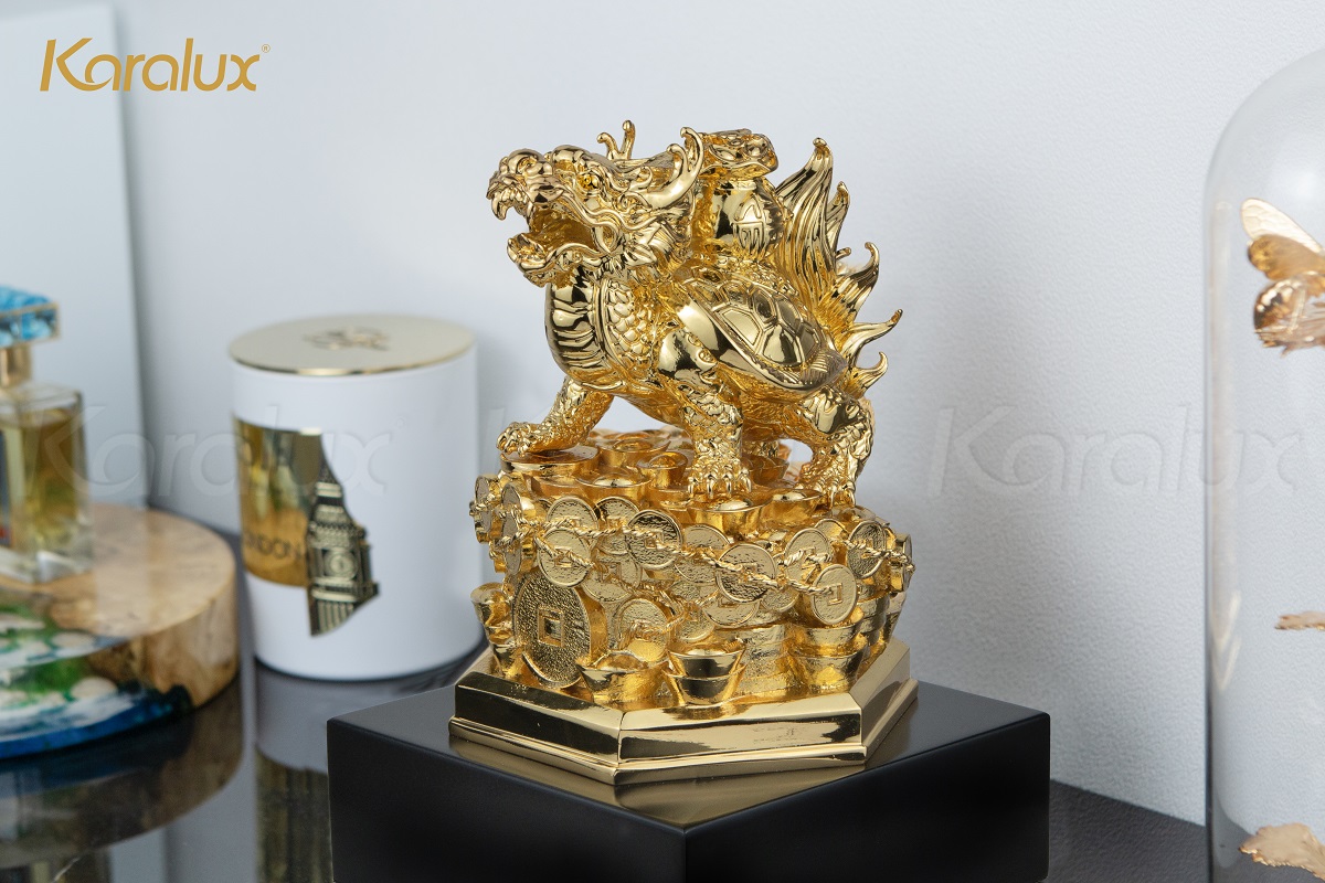 Tượng Long Quy mạ vàng 24K kết hợp hình ảnh Rồng (Long) uy nghi và Rùa (Quy) trường thọ, tượng trưng cho sự bền vững và thịnh vượng. Tượng Long Quy mạ vàng 24K kết hợp hình ảnh Rồng (Long) uy nghi và Rùa (Quy) trường thọ, tượng trưng cho sự bền vững và thịnh vượng.