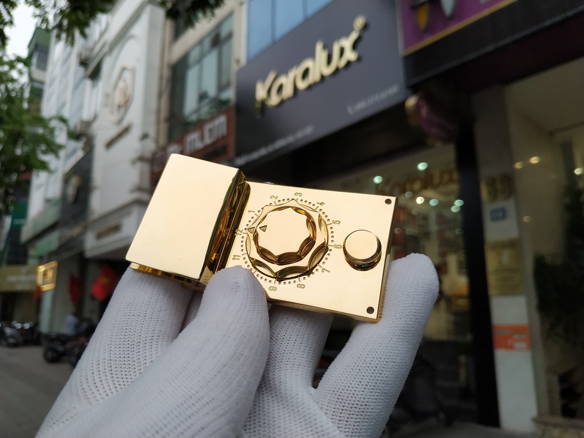 Khóa túi xách sau khi được mạ vàng cứng Pre Gold 18K bởi Karalux. Khóa túi xách sau khi được mạ vàng cứng Pre Gold 18K bởi Karalux.