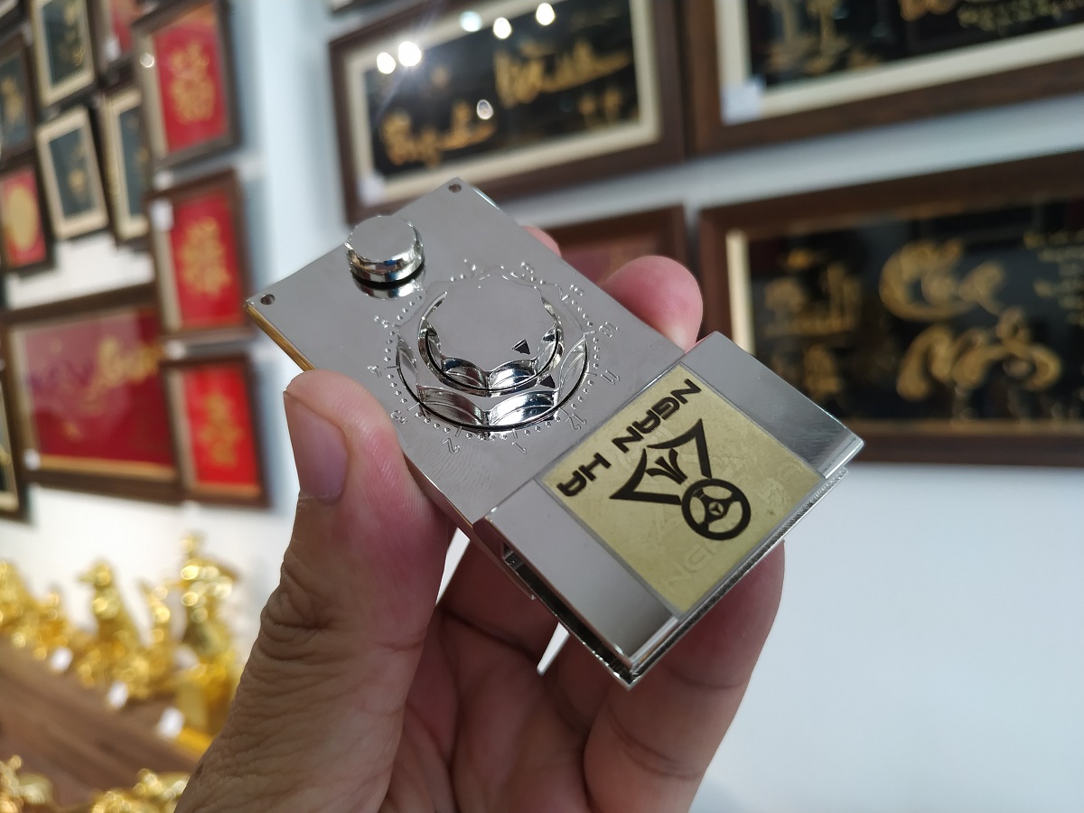Nếu mạ trên khóa mới, quý khách nên chọn mua khóa đã mạ mầu trắng (mạ chrome) để lớp mạ vàng đẹp và bền hơn. Nếu mạ trên khóa mới, quý khách nên chọn mua khóa đã mạ mầu trắng (mạ chrome) để lớp mạ vàng đẹp và bền hơn.